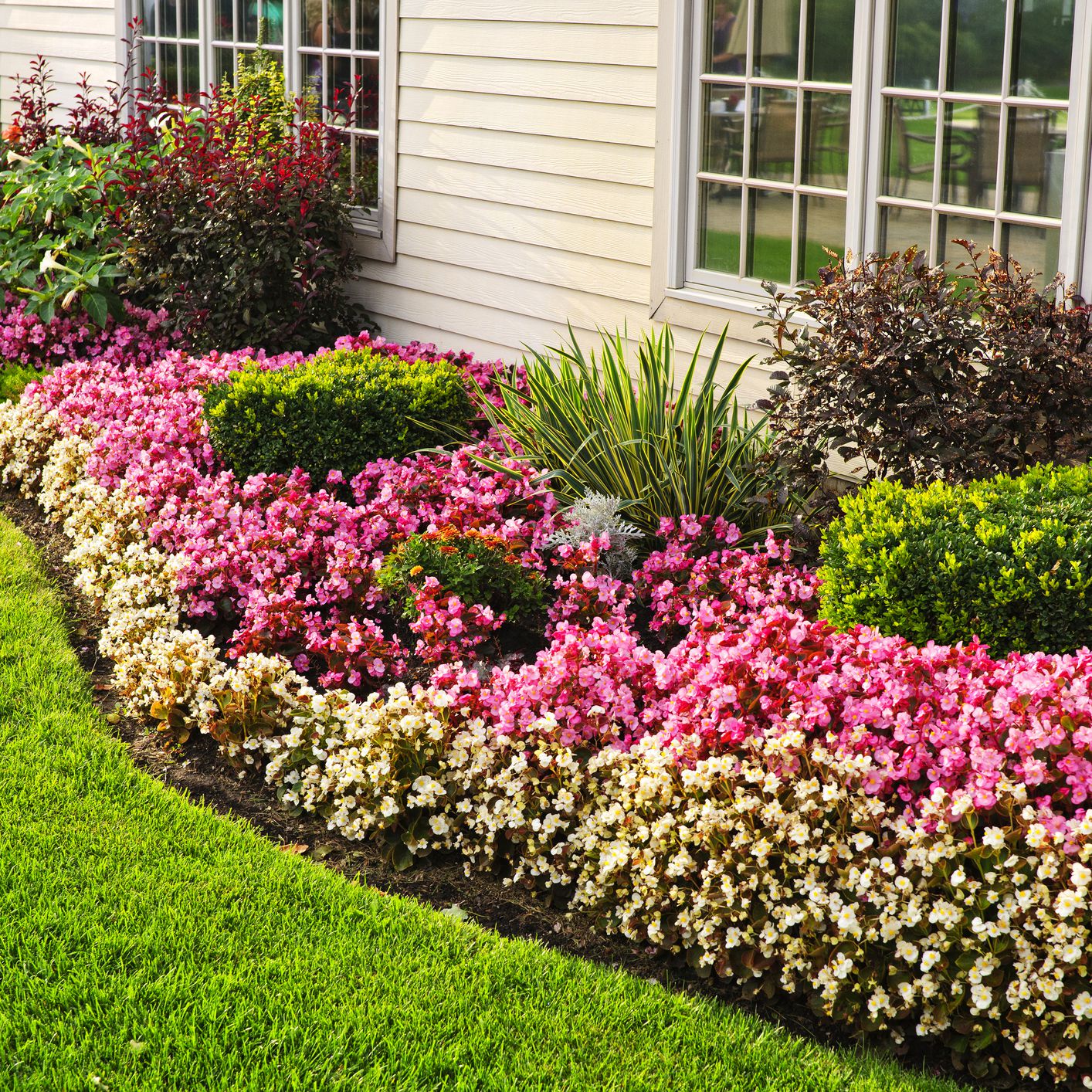 10 Flower Bed Ideas to Dress Up Your Landscape Edging