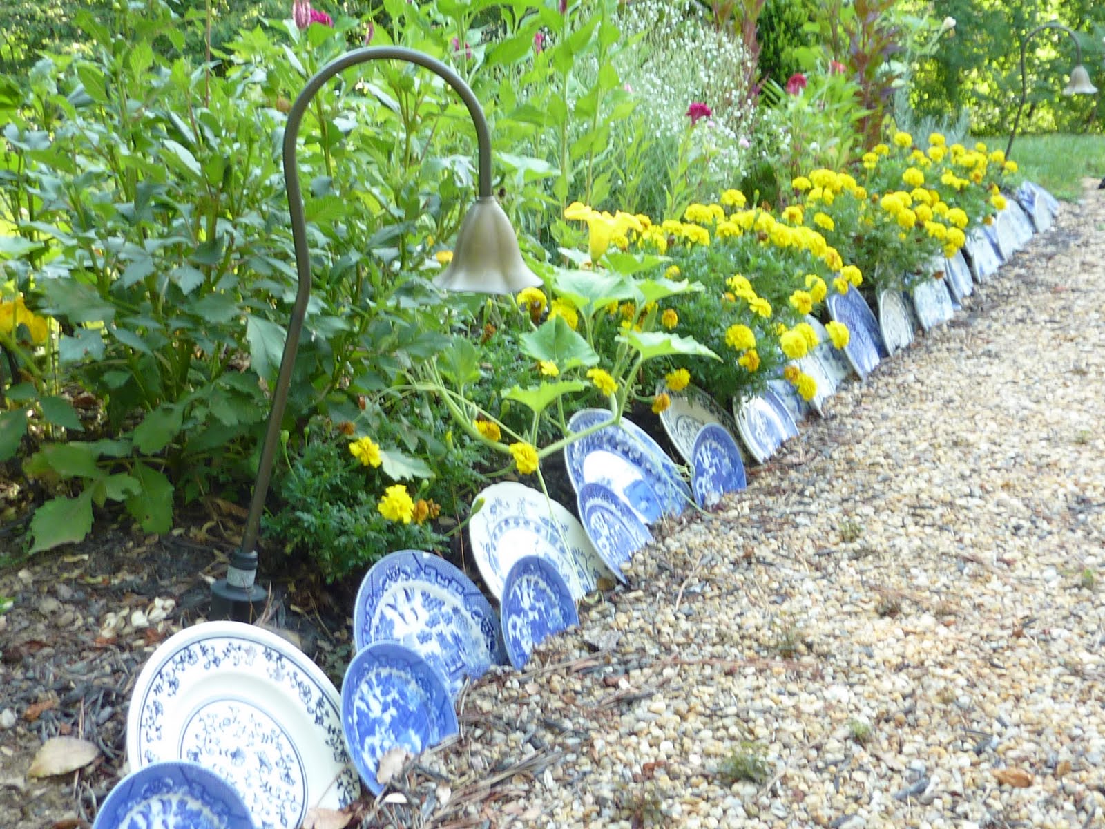 Flower bed edging with plates